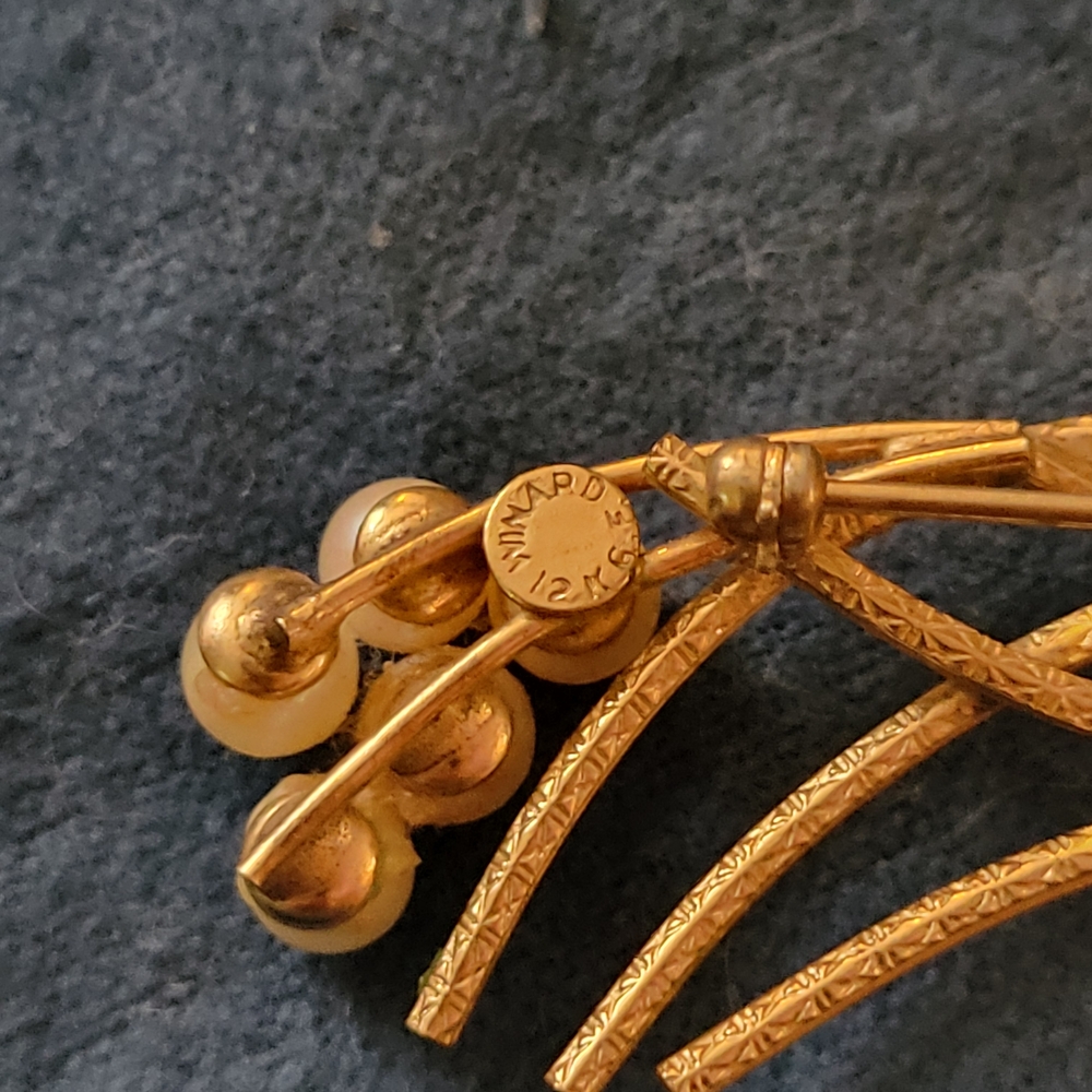 Elegant Gold and Pearl Brooch - Picture 3 of 3
